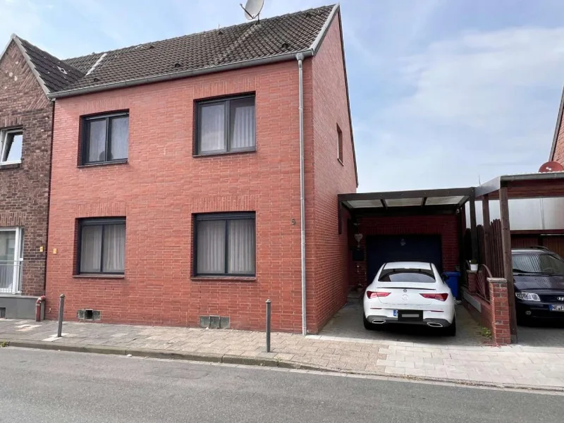 Straßenansicht - Haus kaufen in Neuss - Neuss-Norf: Familiengerechtes, modernisiertes 1-Familienhaus mit schönem Garten und Wintergarten