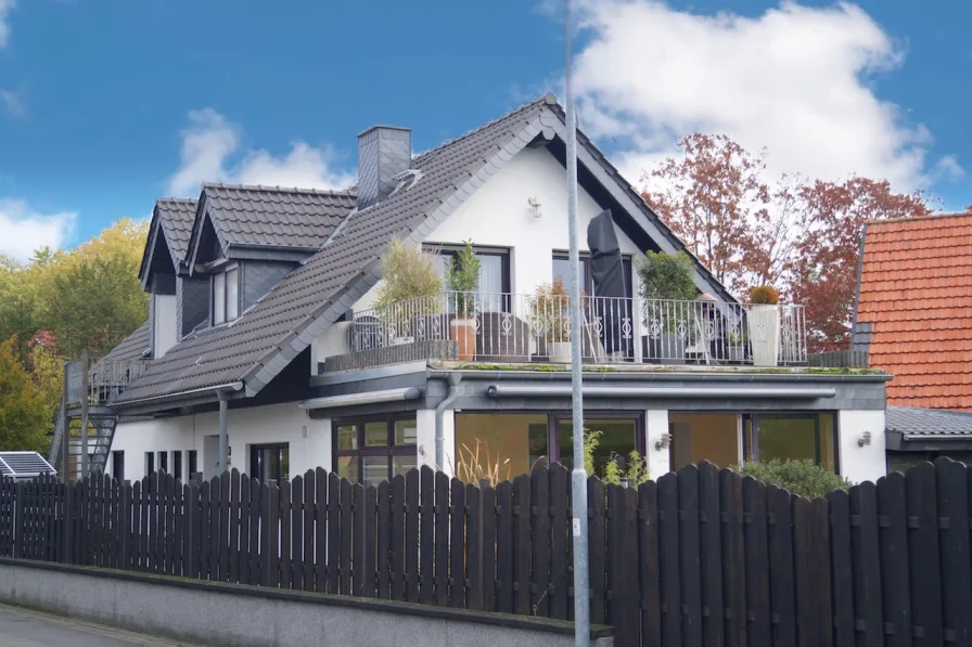 Hausansicht - Haus kaufen in Kaarst - Zweifamilienhaus mit großen Grundstück und vielfältigen Nutzungsmöglichkeiten