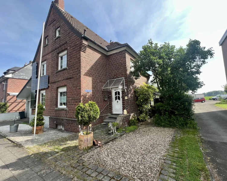 Hausansicht Vorderseite - Haus kaufen in Korschenbroich - Gepflegte Doppelhaushälfte mit schönem Garten