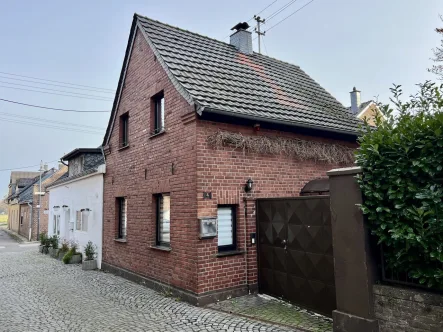 Hausansicht - Haus kaufen in Grevenbroich - Einfamilienhaus mit viel Potential in historischer Ortslage