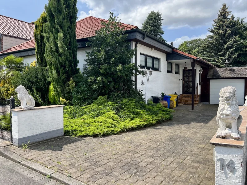 Hausansicht Vorderseite - Haus kaufen in Korschenbroich - Bungalow mit Atrium und großem Garten