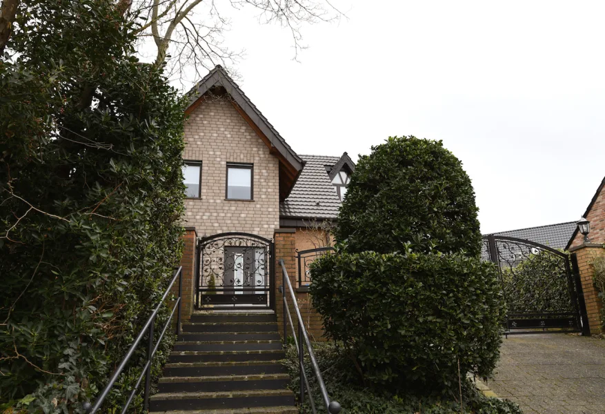 Hausansicht Vorderseite - Haus mieten in Neuss - Hochwertiges Haus im Haus mit viel Platz und schönem Garten.