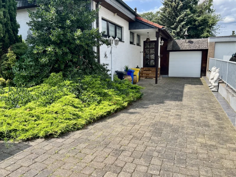 Hauseinfahrt - Haus kaufen in Korschenbroich - Bungalow mit Atrium und großem Garten