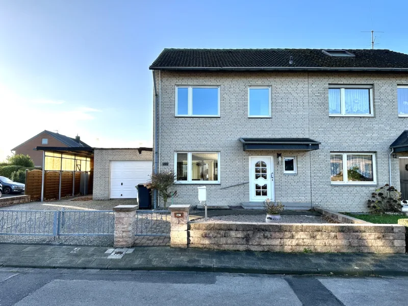 Hausansicht Vorderseite - Haus kaufen in Rommerskirchen - Reihenendhaus mit Garage und schönem Garten