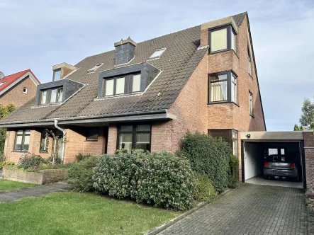 Hausansicht Vorderseite - Haus kaufen in Meerbusch - Gut geschnittene Doppelhaushälfte mit viel Platz in beliebter Wohnlage