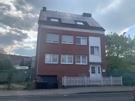 Hausansicht - Haus kaufen in Grevenbroich - Zweifamilienhaus - in unmittelbarer Nähe zum Zentrum und zum Stadtpark 