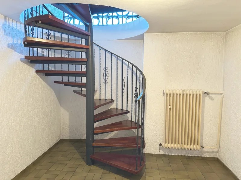 Kellerflur mit Wendeltreppe