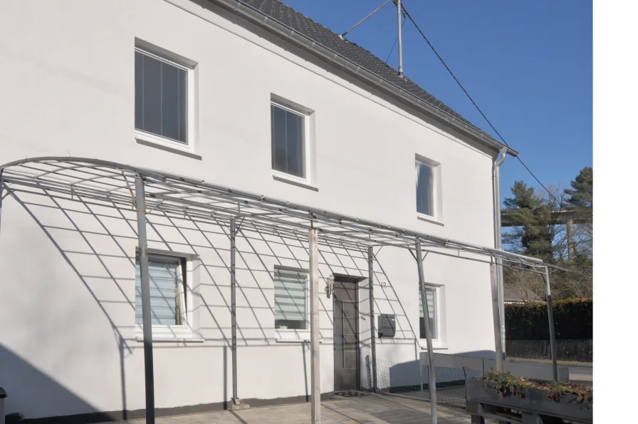 Eingang barrierefreie Wohneinheit 2 - Haus kaufen in Prüm - Zweifamilienhaus mit EG-Barrierefreiheit und Erweiterungspotenzial in erholsamer Natur in Prüm-Dausfeld