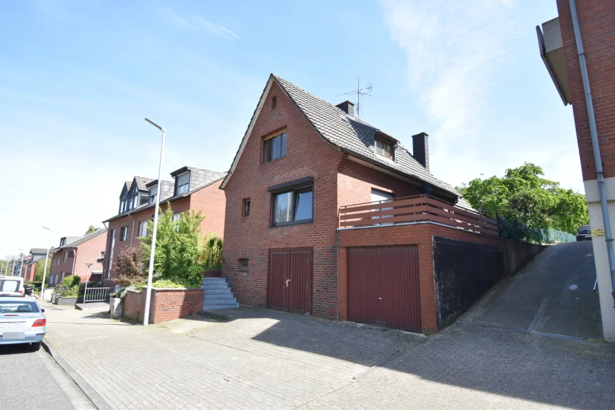 Titelbild - Haus kaufen in Alsdorf - Freistehendes Einfamilienhaus mit traumhaftem Grundstück in Alsdorf-Mariadorf