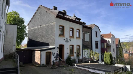 Titelbild - Haus kaufen in Stolberg - Ruhig gelegenes 1-2-Familienhaus mit Garten und Garage