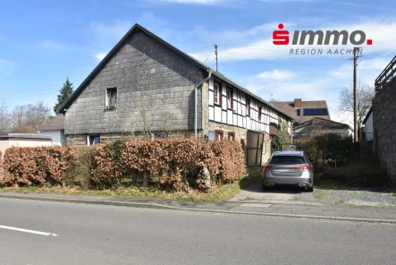 Strassenansicht - Haus kaufen in Monschau - Modernisierungsbedürftiges Einfamilienhaus mit Scheune in zentraler Lage