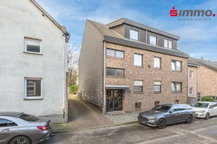 Titelbild - Haus kaufen in Alsdorf - Dreifamilienhaus mit 5 Garagen und zusätzlichem Baugrundstück in Warden