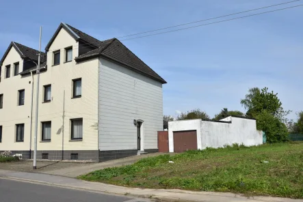 Vorderansicht - Haus kaufen in Würselen - Zweifamilienhaus mit großem Grundstück in beliebter Lage