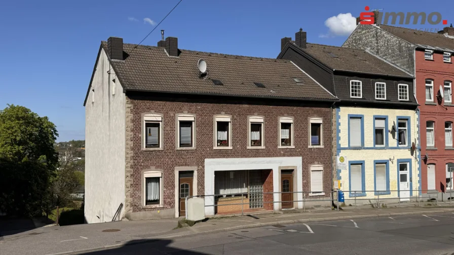 Titelbild - Haus kaufen in Stolberg (Rheinland) - Zweifamilienhaus in Zentrumsnähe mit bemerkenswert großem Grundstück