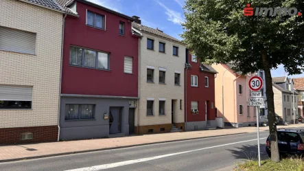 Titelbild - Haus kaufen in Eschweiler - Mehrgenerationenhaus mit großem sonnigen Garten und Doppelgarage