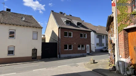 Titelbild - Haus kaufen in Eschweiler - Frei stehendes Zweifamilienhaus mit großem Garten