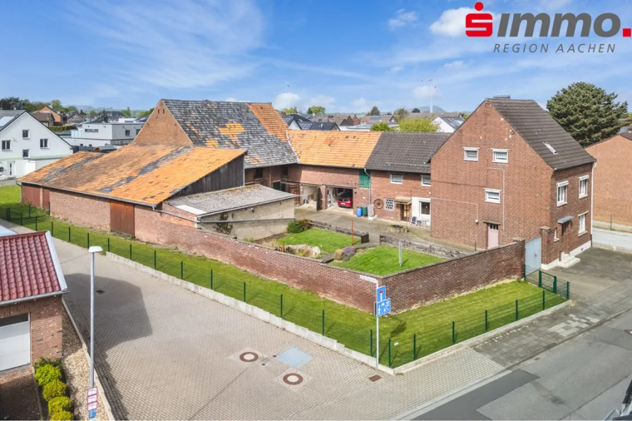 Drohnenaufnahme 1 mit Logo - Haus kaufen in Aldenhoven / Siersdorf - Bauernhof als Zweifamilienhaus mit diversen Nebengebäuden