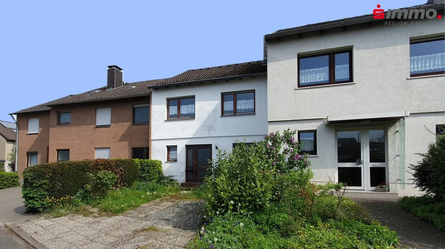 Titelbild - Haus kaufen in Aachen - Bezugsfreies Reihenmittelhaus mit Garage in bevorzugter Wohnlage von Kornelimünster.