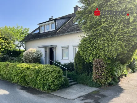 Titelbild - Haus kaufen in Aachen - Freistehendes Einfamilienhaus mit traumhaftem Garten im Schatten von Schloss Schönau