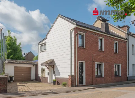 Titelbild - Haus kaufen in Herzogenrath - NiederbardenbergGepflegtes Zweifamilienhaus mit Garage und großem Garten