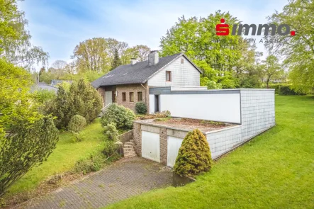 Seitenansicht Vorne - Haus kaufen in Roetgen - Freistehendes Einfamilienhaus mit großem Gartengrundstück in sehr guter Lage