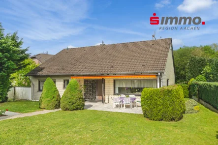 Titelbild mit Logo - Haus kaufen in Herzogenrath - Freistehender Bungalow mit Garage in bester Lage