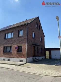 Front mit Logo - Haus kaufen in Eschweiler - EFH mit Garten und Garage in ruhiger, beliebter Wohnlage