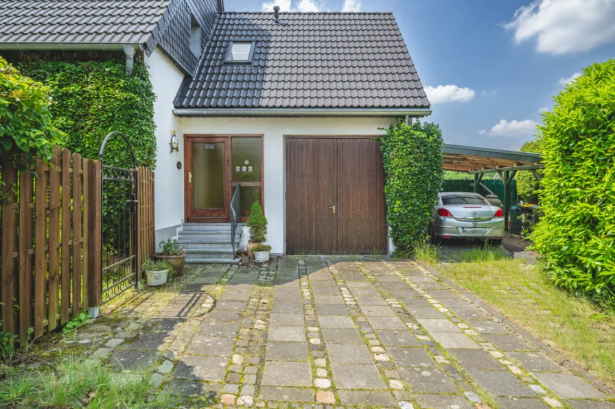 Einfahrt mit Garage und Carport