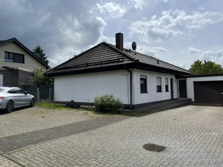 Frontansicht - Haus kaufen in Monschau - Freistehender Bungalow mit Souterrainnutzfläche und Garage