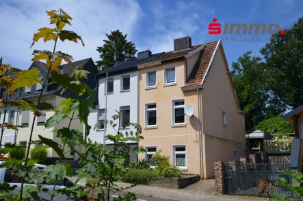 Straßenansicht mit Logo - Haus kaufen in Herzogenrath - Doppelhaushälfte mit tollem Grundstück in einer Sackgasse