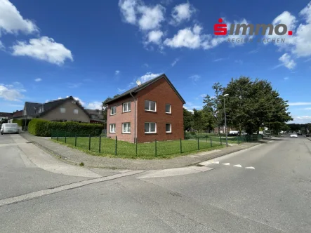 Vorne mit Logo - Haus kaufen in Eschweiler - Freistehendes Zweifamilienhaus in ruhiger, begehrter Wohnlage