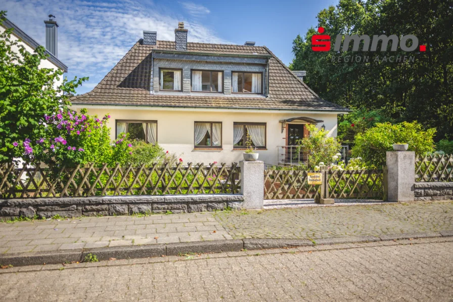 Titelbild - Haus kaufen in Aachen - Freistehendes Einfamilienhaus mit schönem Grundstück und Wohlfühlgarantie am Aachener Stadtwald