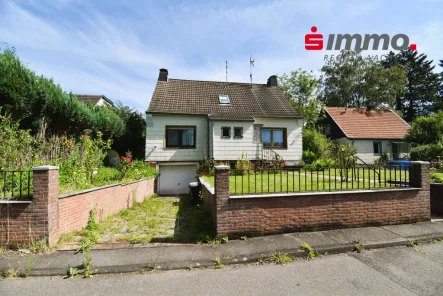 Straßenseite - Haus kaufen in Aachen - Freistehendes, modernisierungsbedürftiges Einfamilienhaus mit Garten und Garage in ruhiger Lage