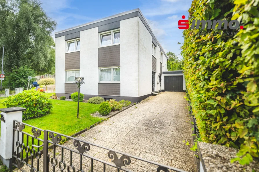 Titelbild - Haus kaufen in Aachen - Bezugsfreies Wohnjuwel in Richterich!Freistehendes Zweifamilienhaus in bevorzugter Wohnlage