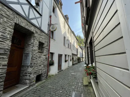 Front - Zinshaus/Renditeobjekt kaufen in Monschau - Mehrfamilienhaus mit Ferienwohnungen im Zentrum vom Monschau