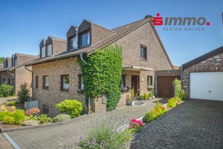 Straßenseite - Haus kaufen in Stolberg - Wunderschöne Doppelhaushälfte in Top Lage