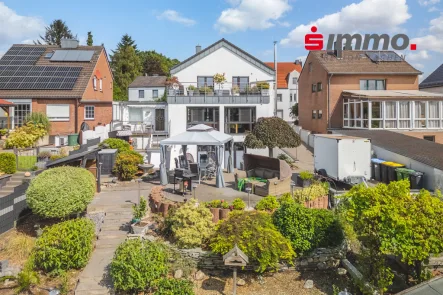 Titelbild - Haus kaufen in Herzogenrath - Freistehendes 3-Familienhaus mit großzügigem Grundstück und Pool – Kernsaniert –