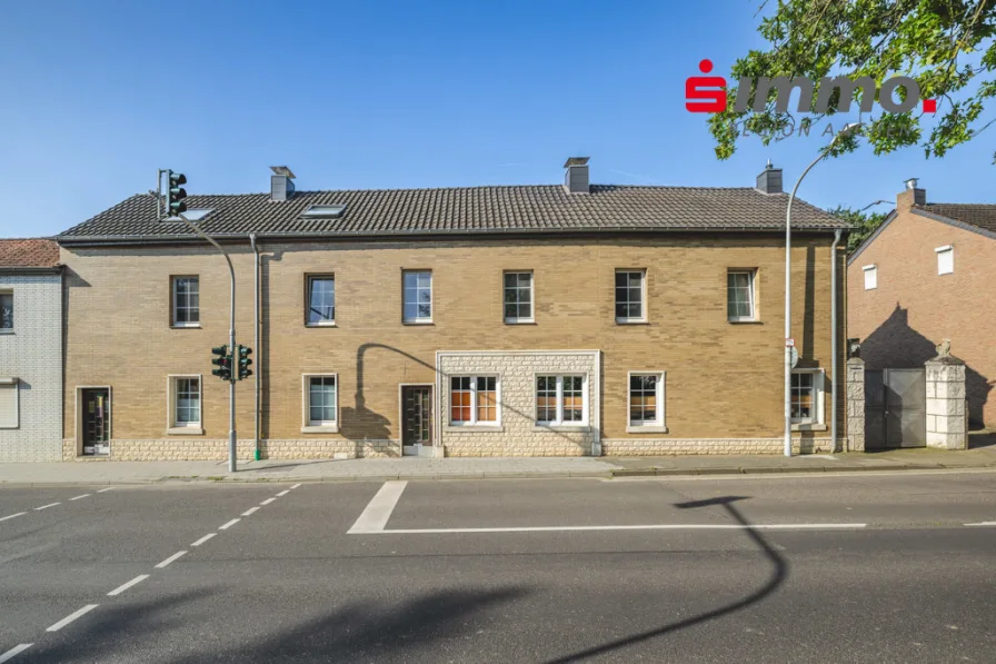 Titelbild - Haus kaufen in Aachen - Attraktives Dreifamilienhaus mit großem Garten für Eigennutzer und Anleger in Horbach