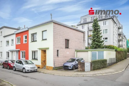 Titelbild - Haus kaufen in Aachen - Einseitig angebautes Stadthaus mit großer Garage am Aachener Stadtgarten.