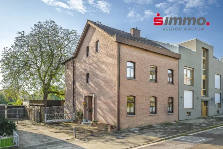 Titelbild mit Logo - Haus kaufen in Herzogenrath - Großes Zweifamilienhaus mit Garage und Süd-Garten