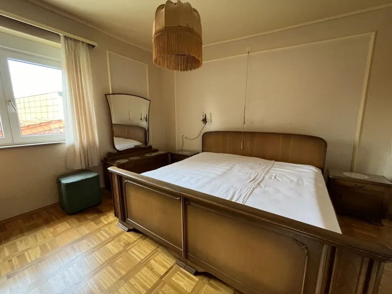 Schlafzimmer 1