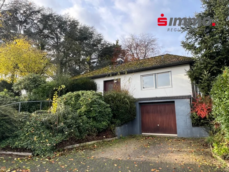 Titelbild mit Logo - Haus kaufen in Alsdorf - Sanierungsbedürftiger Bungalow mit großem Grundstück und angrenzender Pferdewiese