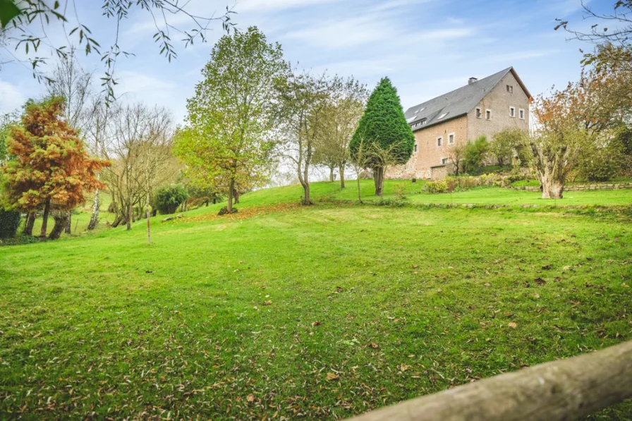 Blick zum Haupthaus