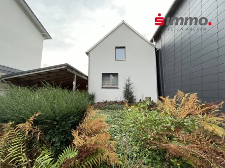 Front mit Logo - Haus kaufen in Alsdorf - Frei stehendes EFH mit Garten und Carport