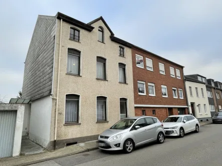 Frontansicht - Haus kaufen in Aachen - Modernisierungsbedürftiges Einfamilienhaus mit schönem Gartengrundstück