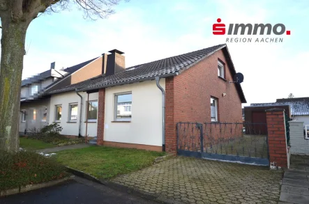 Titelbild mit Logo - Haus kaufen in Baesweiler / Setterich - Einseitig angebauter Bungalow mit Garage und großem Süd-Grundstück