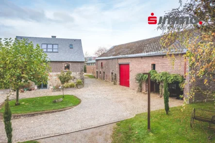 Titelbild - Haus kaufen in Aachen - Stilsicher sanierte Hofanlage mit 2 Wohnhäusern und Stallungen in Henri ChapelleErweiterung möglich