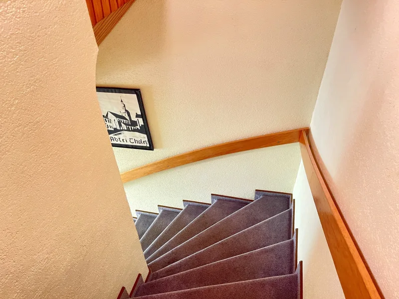 15 Treppe ins Obergeschoss