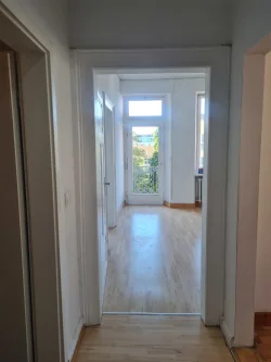 Flur, Blick in den Wohnbereich - Wohnung mieten in Sankt Wendel - Altbauwohnung mit Blick auf dem Dom