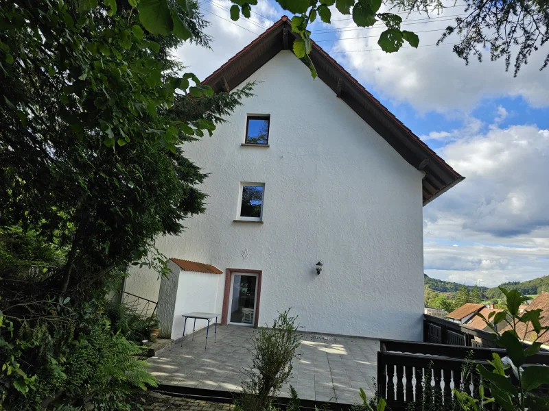 Balkon und Seitenansicht